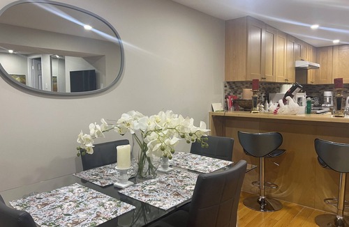 Willowridge Apartment | A beautiful 3 bdrm apt, located 10' from Pearson Airoport