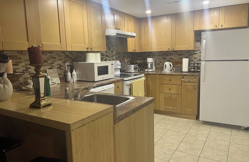 Willowridge Apartment | A beautiful 3 bdrm apt, located 10' from Pearson Airoport