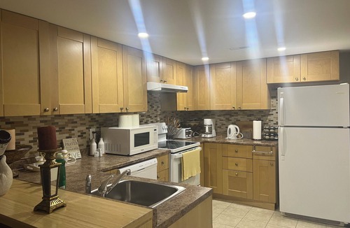 Willowridge Apartment | A beautiful 3 bdrm apt, located 10' from Pearson Airoport