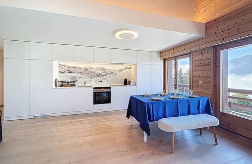 Verbier Apartment | A beautiful apartment composed of an entrance hall opening onto an open kitchen with dining room, a