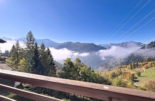 Verbier Apartment | A beautiful apartment composed of an entrance hall opening onto an open kitchen with dining room, a