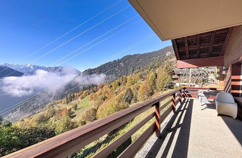 Verbier Apartment | A beautiful apartment composed of an entrance hall opening onto an open kitchen with dining room, a