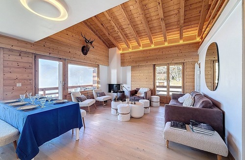 Verbier Apartment | A beautiful apartment composed of an entrance hall opening onto an open kitchen with dining room, a