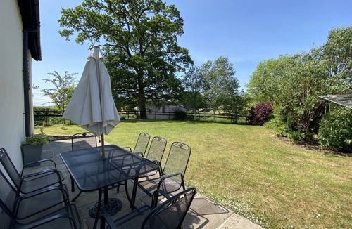 Honiton House | A beautiful converted 400-year-old threshing barn. Pet-friendly.