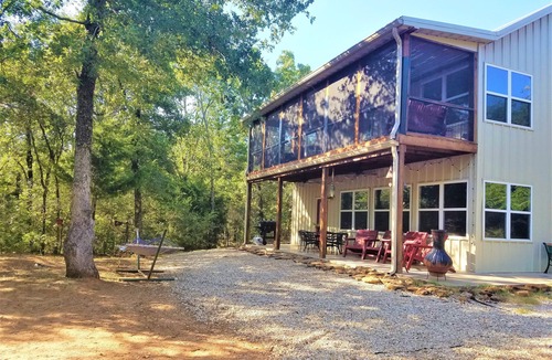 Hillsboro Cabin | A Beautiful Escape from the City. Explore Nature and Enjoy the Lake!