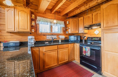 Town of Jerusalem Cabin | A Beautiful, Fully Furnished Log Cabin Overlooking Keuka Lake