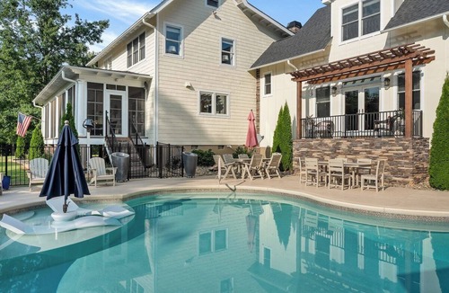 Central House | A beautiful home on 10 sprawling acres
