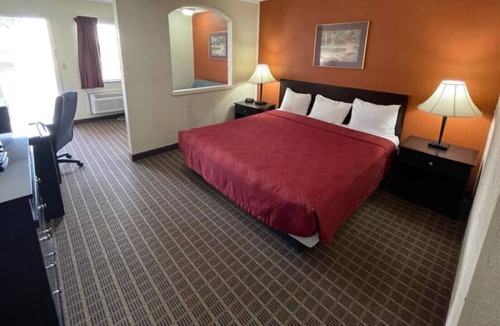 Emporia House | A Beautiful & Relaxing Getaway! With Parking