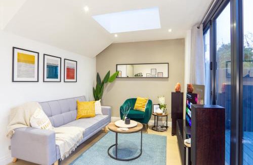 Hale Apartment | A beautiful Two Bedroom Flat with Garden & Parking