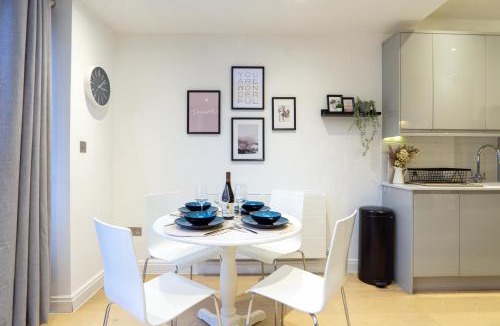 Hale Apartment | A beautiful Two Bedroom Flat with Garden & Parking