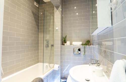 Hale Apartment | A beautiful Two Bedroom Flat with Garden & Parking