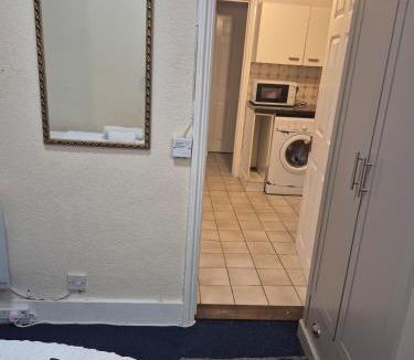 Woking Apartment | A bedroom flat in a house