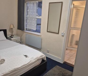 Woking Apartment | A bedroom flat in a house