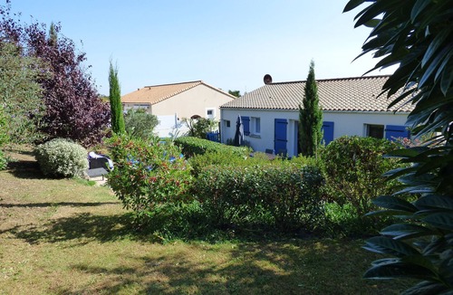 Brem Sur Mer House | A bird's delight