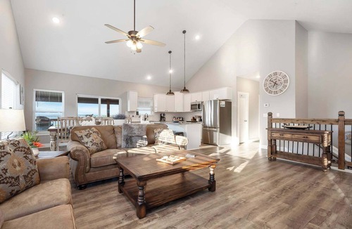 Kimberling City Cabin | A Birds Eye Bridge View – 5 BDR w/Private Hot Tub