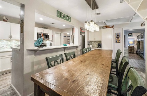 Port Aransas House | A block from beach * PRIVATE POOL* Bunk Room * Large Screened in hang out porch
