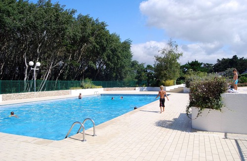Batz-sur-Mer House | A blue house on the wild coast