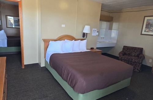 Chamberlain Hotel | A Bridge View Inn