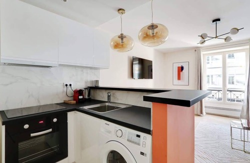 Quartier Saint-Georges Apartment | A Bright 1-BR/1BA in Saint-Lazare
