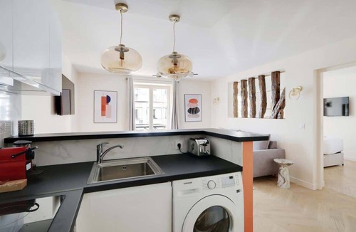 Quartier Saint-Georges Apartment | A Bright 1-BR/1BA in Saint-Lazare