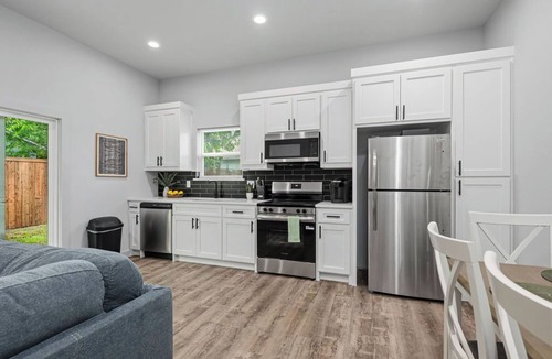 Greenville Hotel | A Bright & Comfortable 3BR Home | Greenville Gem