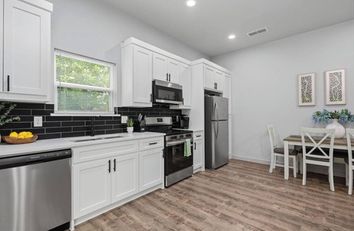 Greenville Hotel | A Bright & Comfortable 3BR Home | Greenville Gem