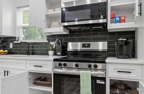 Greenville Hotel | A Bright & Comfortable 3BR Home | Greenville Gem