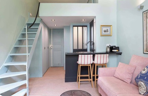 Saint-Thomas-d'Aquin Apartment | A Bright Studio in Saint Germain des Près