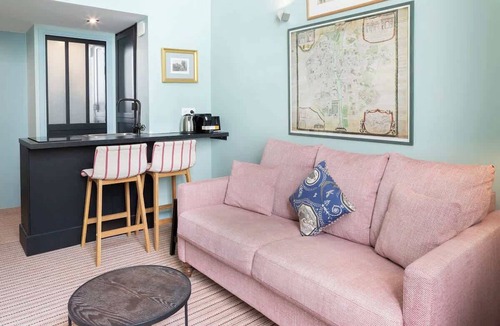 Saint-Thomas-d'Aquin Apartment | A Bright Studio in Saint Germain des Près