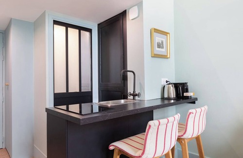 Saint-Thomas-d'Aquin Apartment | A Bright Studio in St Germain des Près
