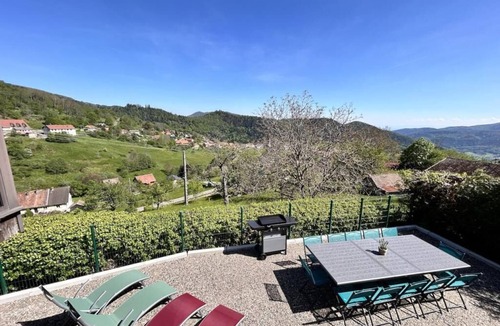 Geishouse House | A bucolic setting, surrounded by mountains with panoramic views.