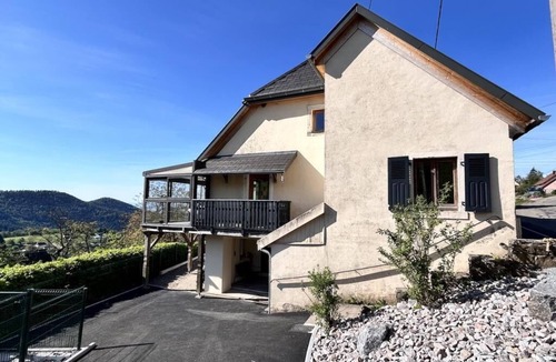 Geishouse House | A bucolic setting, surrounded by mountains with panoramic views.