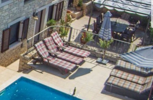 Pomer Villa | A/C 4 bedroom Villa, Pool, sea views beach 6 minutes walk. Sleeps 8 people.