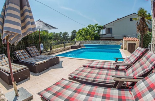 Pomer Villa | A/C 4 bedroom Villa, Pool, sea views beach 6 minutes walk. Sleeps 8 people.