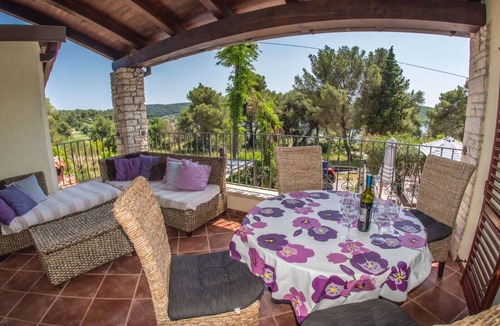 Pomer Villa | A/C 4 bedroom Villa, Pool, sea views beach 6 minutes walk. Sleeps 8 people.