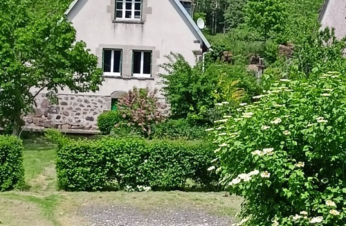 Saint-Projet-de-Salers Cottage | A Calm & Rural Retreat
