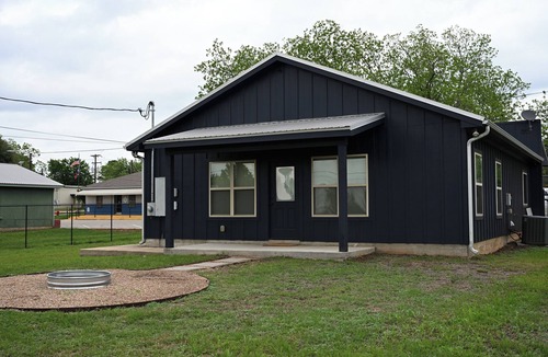 Lexington Cottage | A central getaway for anyone craving charm, simplicity, and local flavor!