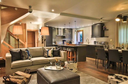 Chamonix City Centre Ski Chalet | A Chamonix beauty with Private Deck & Jaccuzi with Mesmerizing Mont Blanc Views