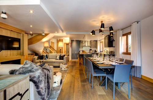Chamonix City Centre Ski Chalet | A Chamonix beauty with Private Deck & Jaccuzi with Mesmerizing Mont Blanc Views