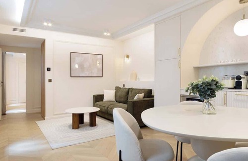 Gaillon Apartment | A Charming 1-BR/1BA with Services in Opéra