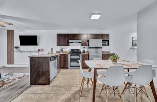 Gatineau Apartment | A charming 3-bedroom home with a view of the river.