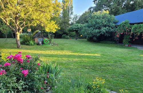 Yevres House | A charming house in a green setting