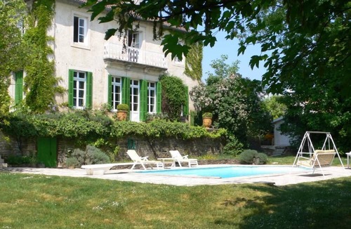 Chaignay House | A charming house with a pool.