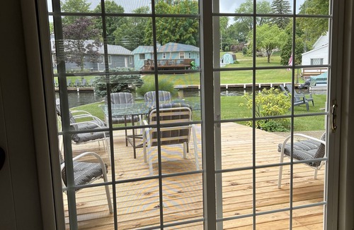 Paw Paw Lake House | A cheerful, bright lake getaway