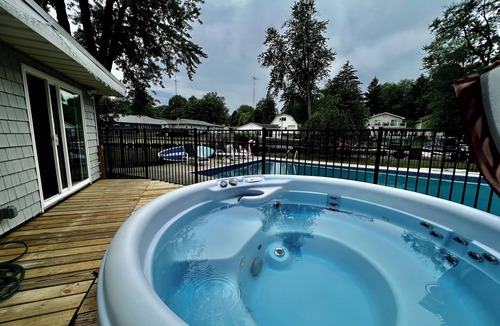 Paw Paw Lake House | A cheerful, bright lake getaway