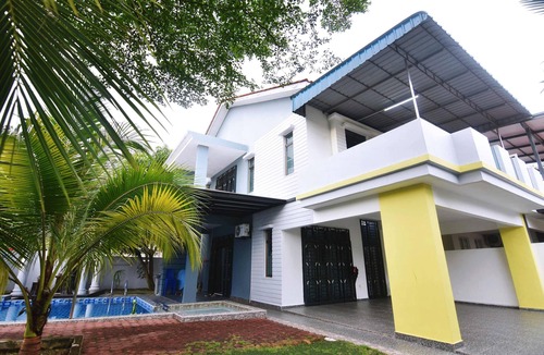 Tebrau House | A Chic & Comfy 4BR Home with Private Pool