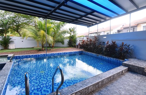 Tebrau House | A Chic & Comfy 4BR Home with Private Pool