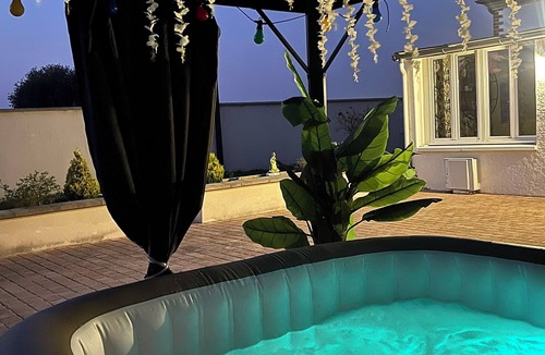 Houdancourt House | A cinema experience and a large private swimming pool in a peaceful setting