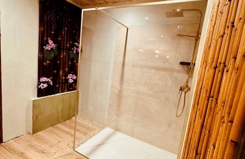 Houdancourt House | A cinema experience and a large private swimming pool in a peaceful setting
