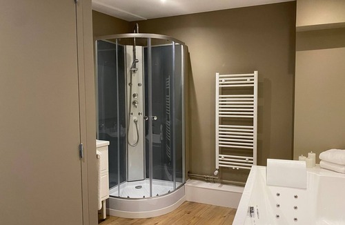Saint-Aquilin-de-Pacy Apartment | A cocoon in the city: a chic and elegant SPA room